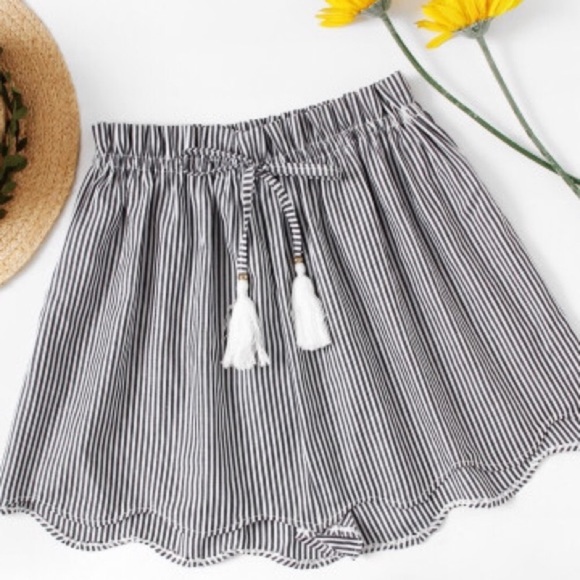 🎉HP🎉 🆕 Black Striped Shorts - Picture 2 of 7